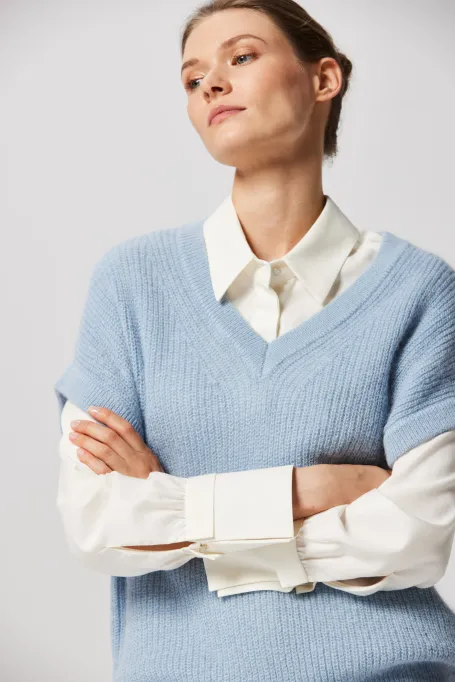 Modrá blůza s výstřihem do V