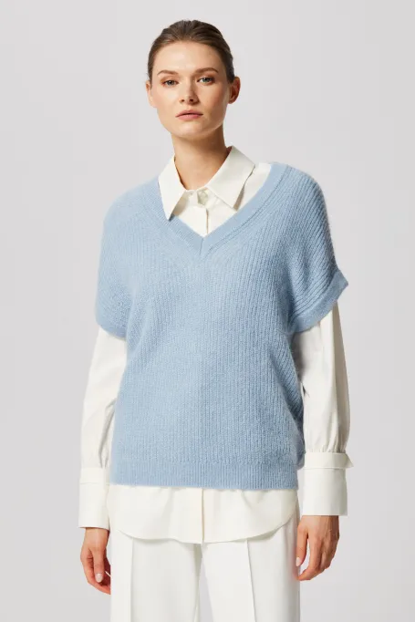 Modrá blůza s výstřihem do V