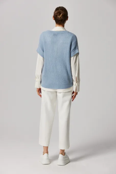 Modrá blůza s výstřihem do V