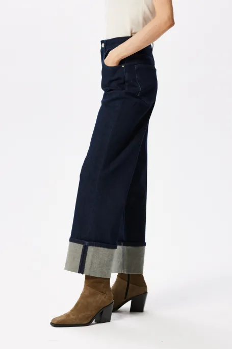 Tmavě modré džíny s širokým manžetou