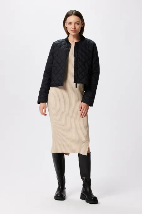 Černá krátká bunda s přírodním peřím