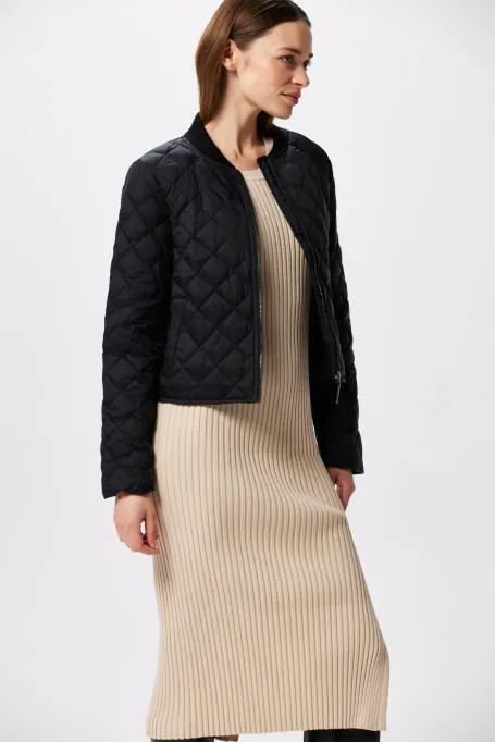 Černá krátká bunda s přírodním peřím