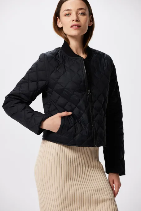 Černá krátká bunda s přírodním peřím