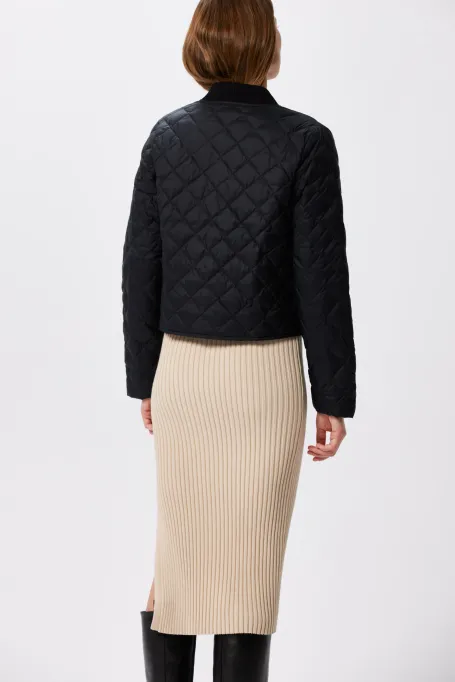 Černá krátká bunda s přírodním peřím