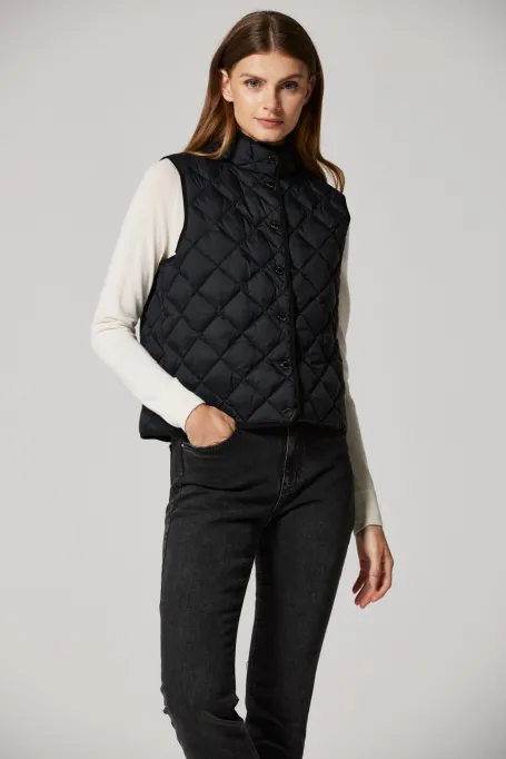 Černá prošívaná vesta