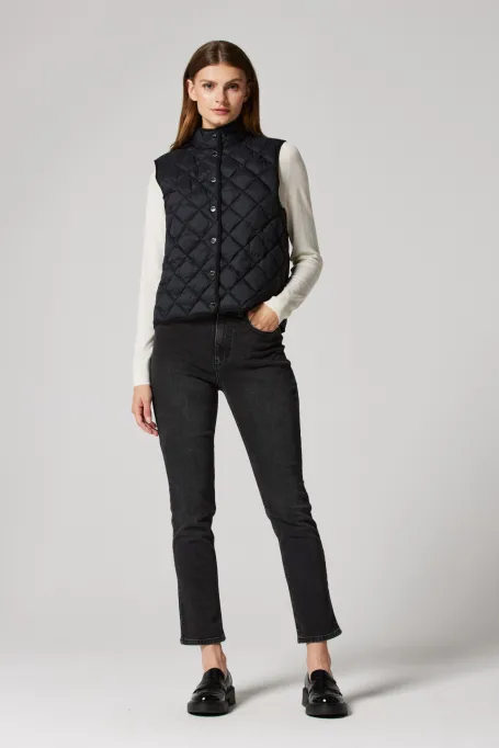 Černá prošívaná vesta