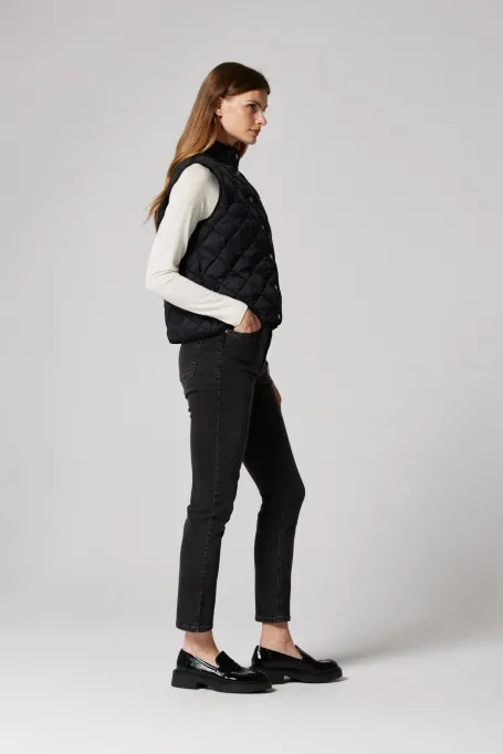 Černá prošívaná vesta