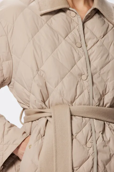 Bežová péřová bunda s páskem