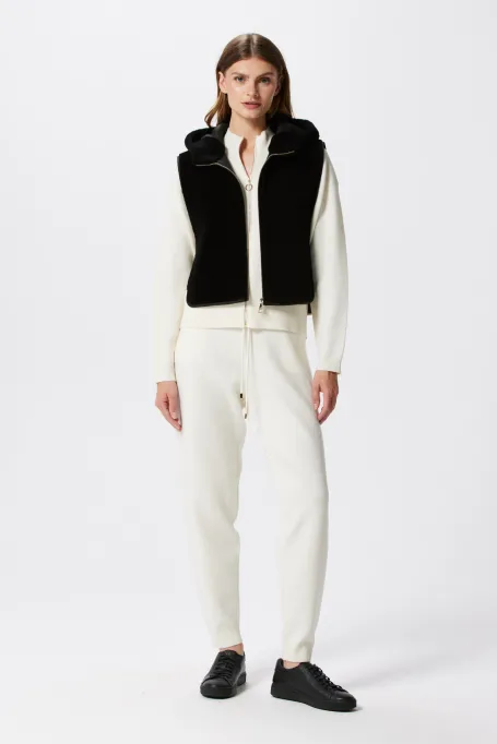 Černá vesta s kapucí z vlny teddy bear