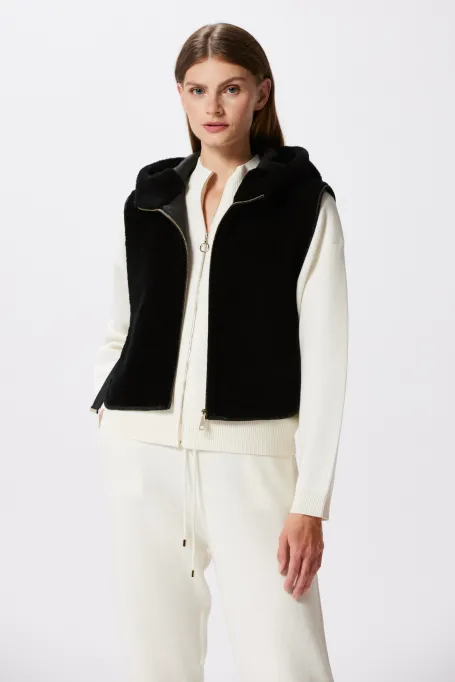 Černá vesta s kapucí z vlny teddy bear