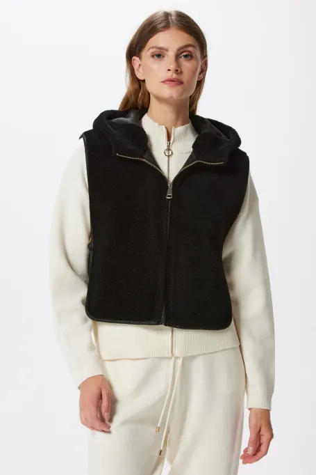 Černá vesta s kapucí z vlny teddy bear