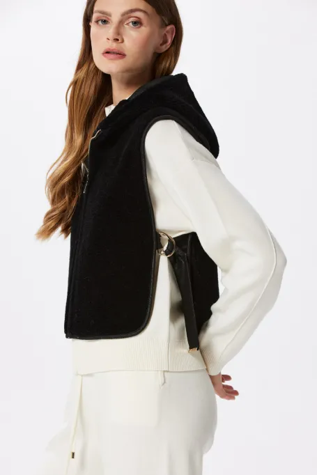 Černá vesta s kapucí z vlny teddy bear