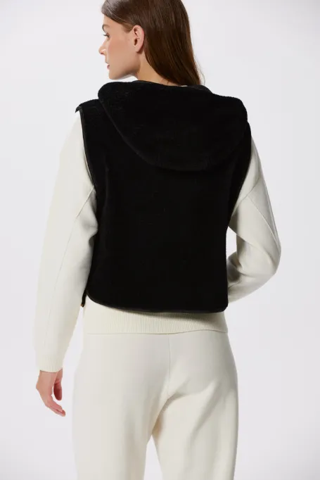 Černá vesta s kapucí z vlny teddy bear