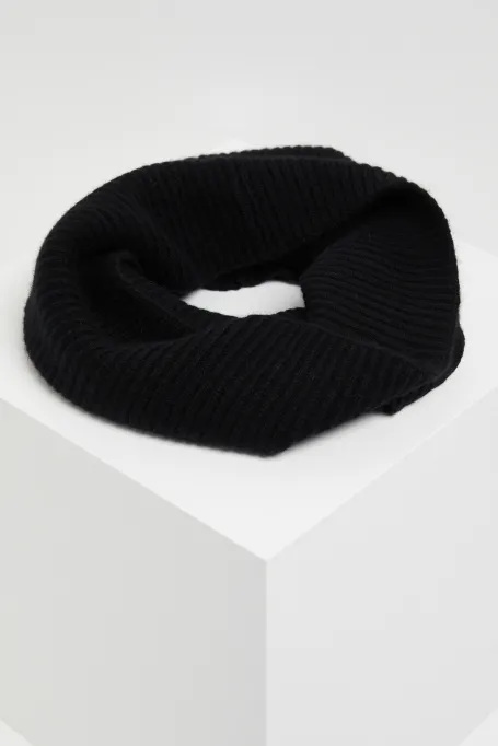 Černý šál s kašmírem