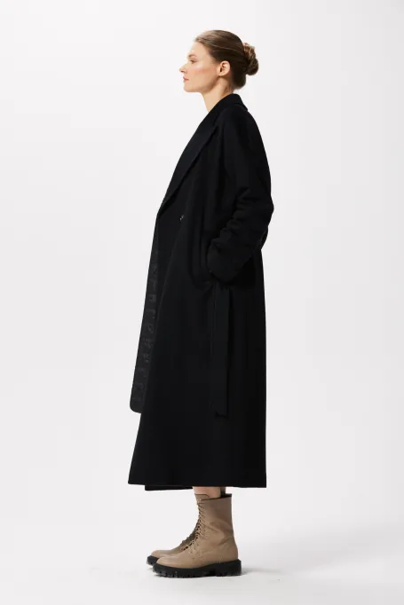 Černý kabát z kašmíru