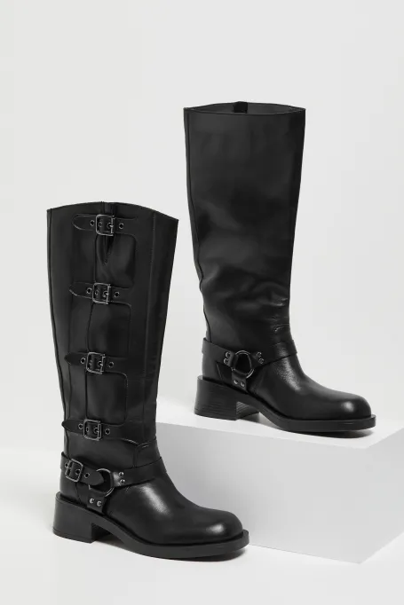 Černé kožené kozačky s přezkami