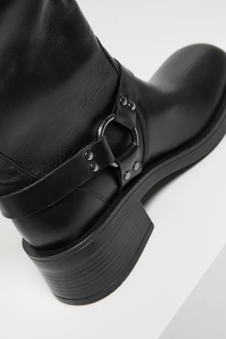 Černé kožené kozačky s přezkami