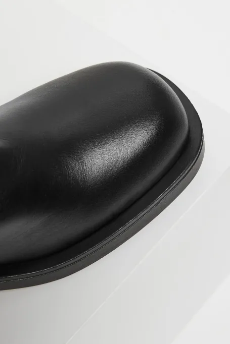 Černé kožené kozačky s přezkami