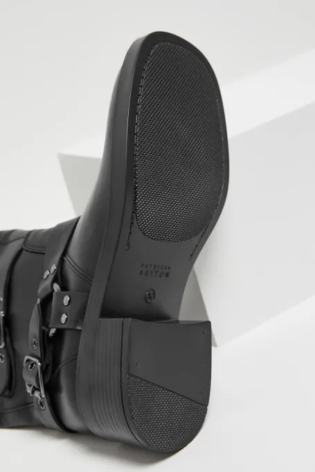 Černé kožené kozačky s přezkami