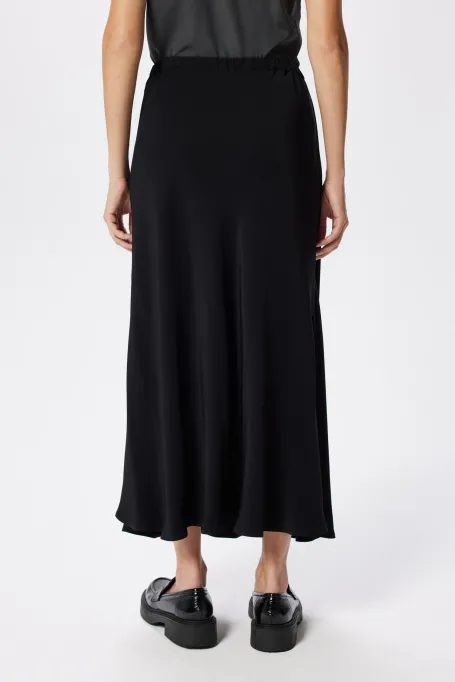Černá midi sukně