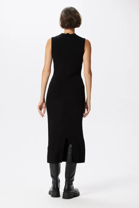 Černé přiléhavé šaty