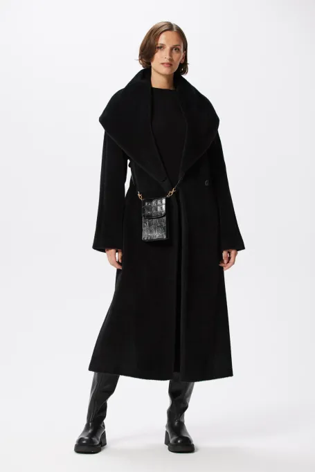 Černý kabát s kapucí ze suri alpaky evercoat