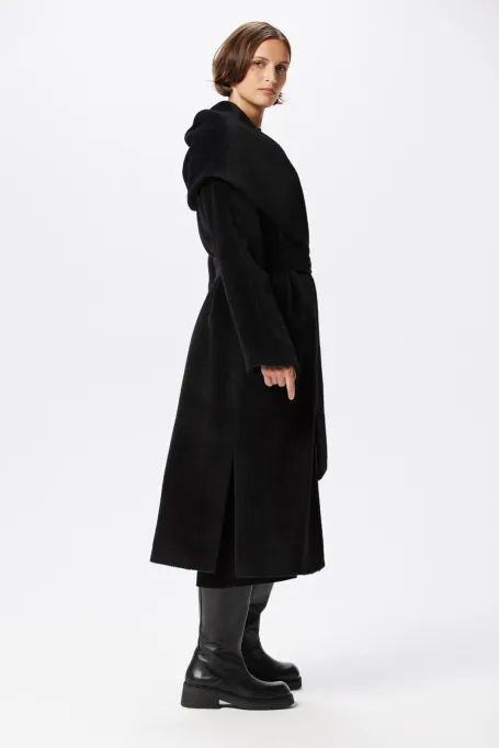 Černý kabát s kapucí ze suri alpaky evercoat