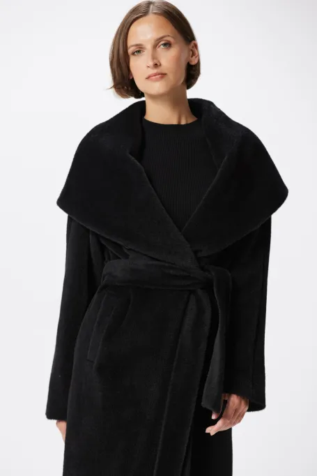Černý kabát s kapucí ze suri alpaky evercoat