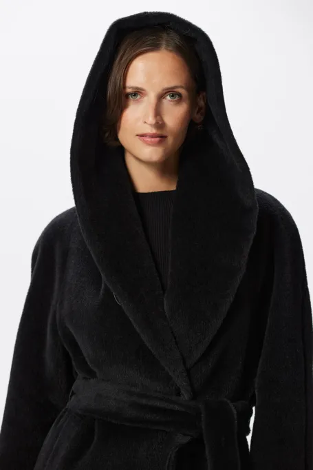 Černý kabát s kapucí ze suri alpaky evercoat