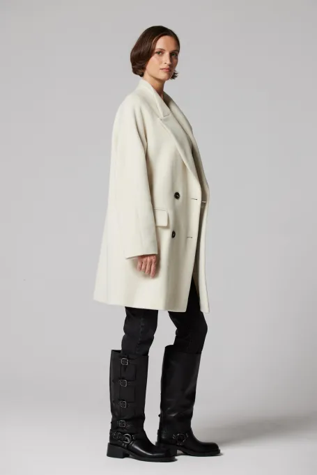 Bílý vlněný kabát dvouřadý