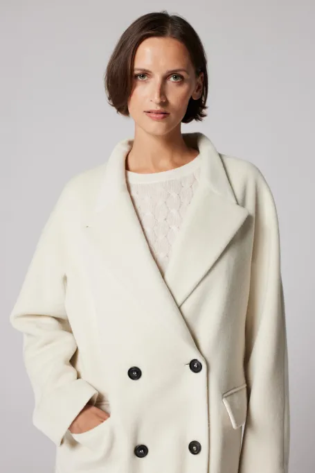 Bílý vlněný kabát dvouřadý