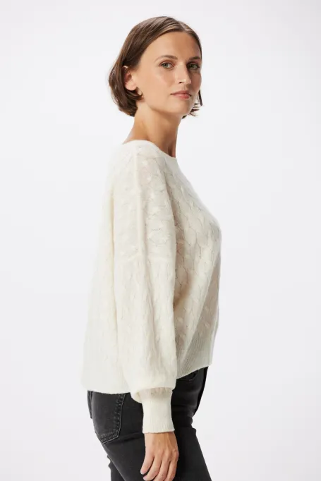 Bílý svetr s kašmírem