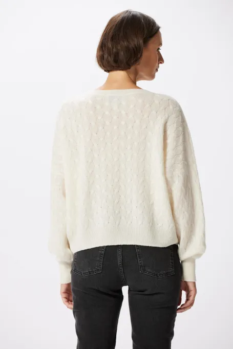 Bílý svetr s kašmírem