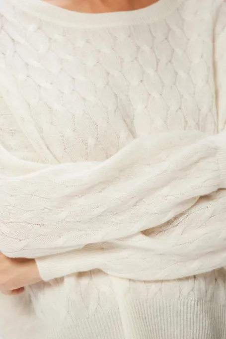 Bílý svetr s kašmírem