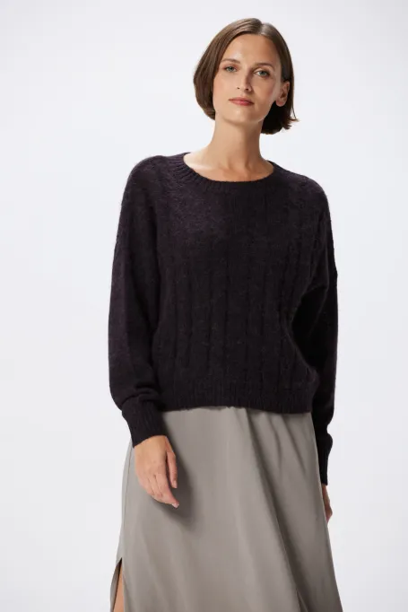 Hnědý svetr z alpakové vlny