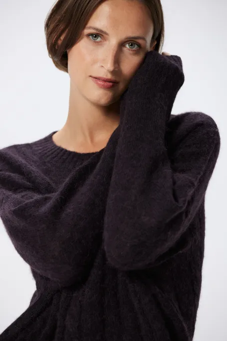 Hnědý svetr z alpakové vlny