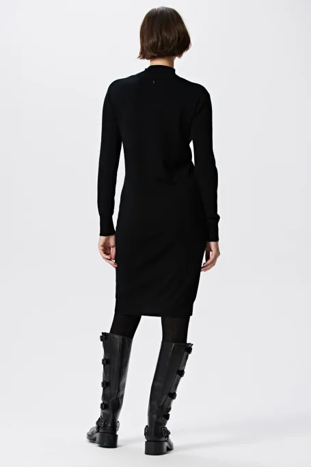 Černé šaty s polo stojáčkem z merino vlny