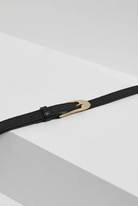 Černý kožený pásek s podlouhou sponou