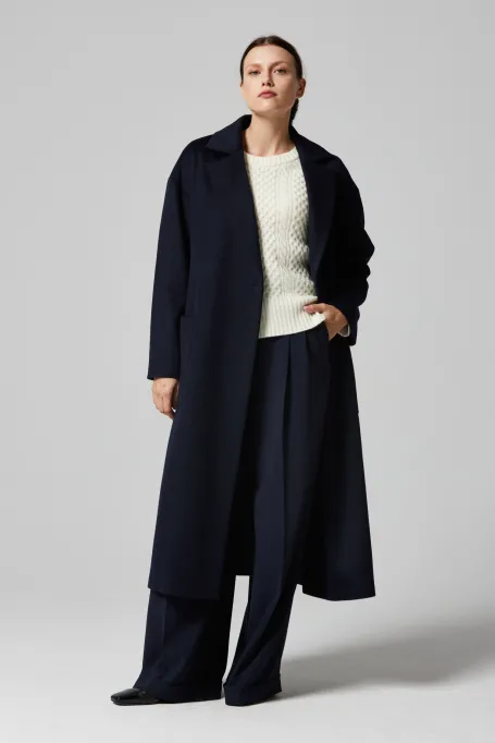 Tmavě modrý vlněný kabát s opaskem