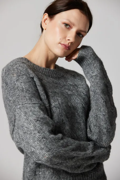 Šedý svetr s vlnou alpak