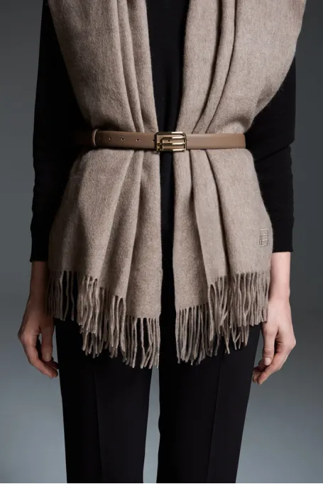 Kožený pásek s přezkou s logem PA