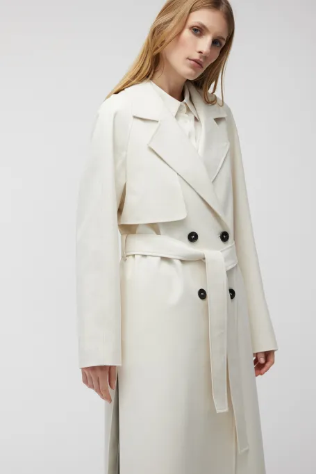 Bílý trenčkot se hedvábím