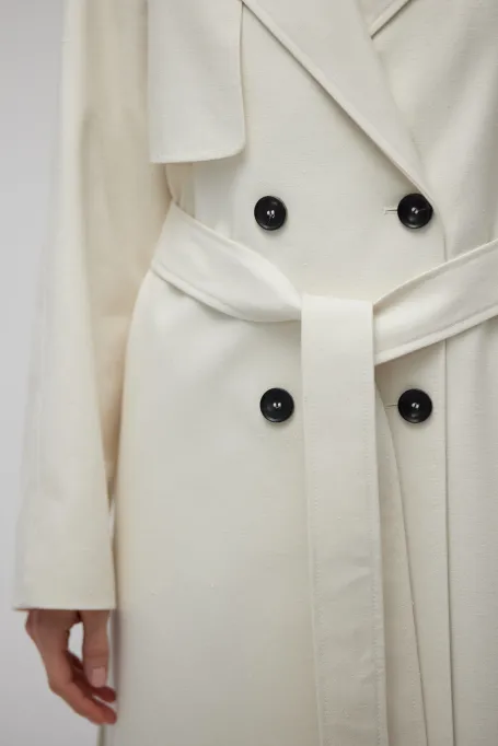 Bílý trenčkot se hedvábím