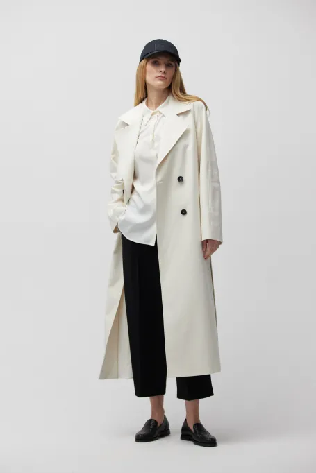 Bílý trenčkot se hedvábím