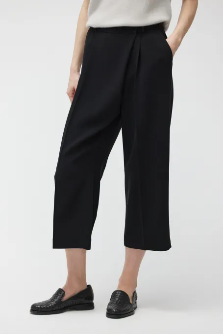 Černé kalhoty typu culottes