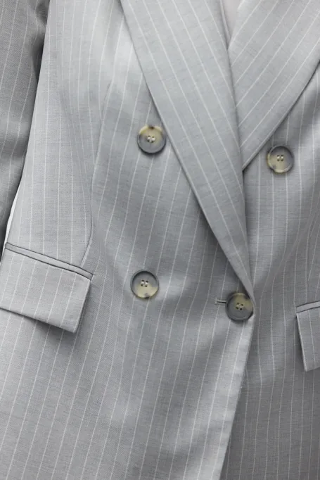 Šedý vlněný blazer v tenisovém stylu