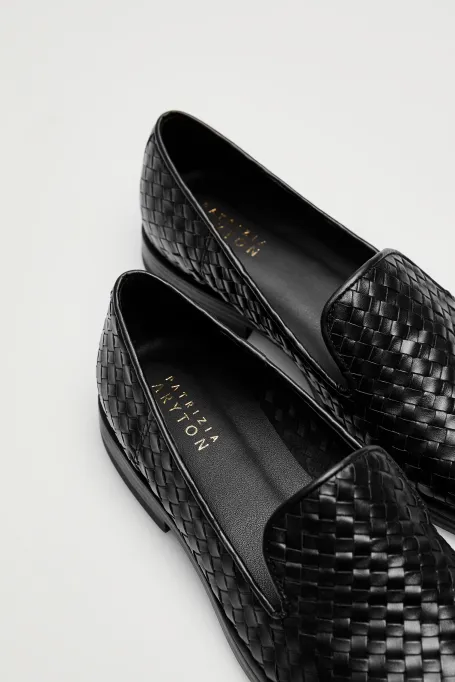 Černé loafers z pletené kůže