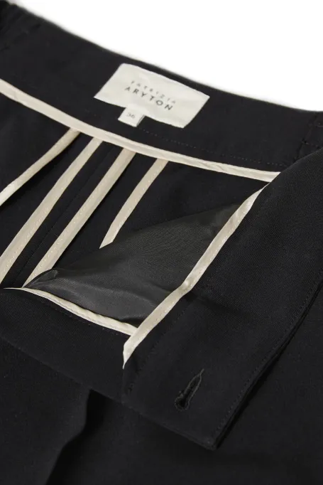 Černé kalhoty typu culottes