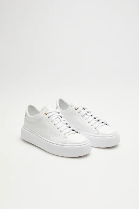 Bílé sportovní boty