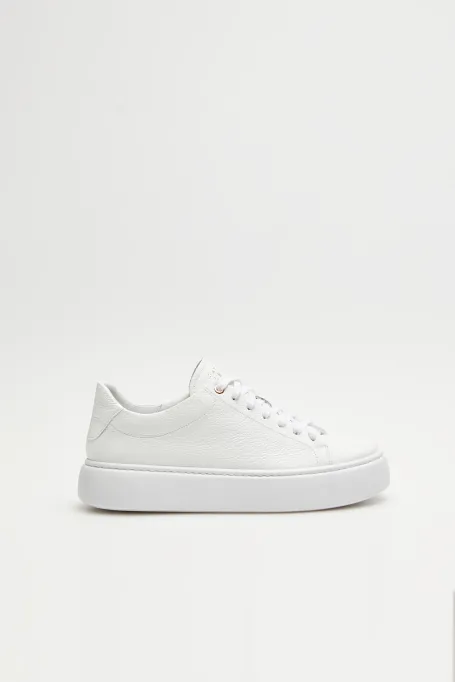 Bílé sportovní boty